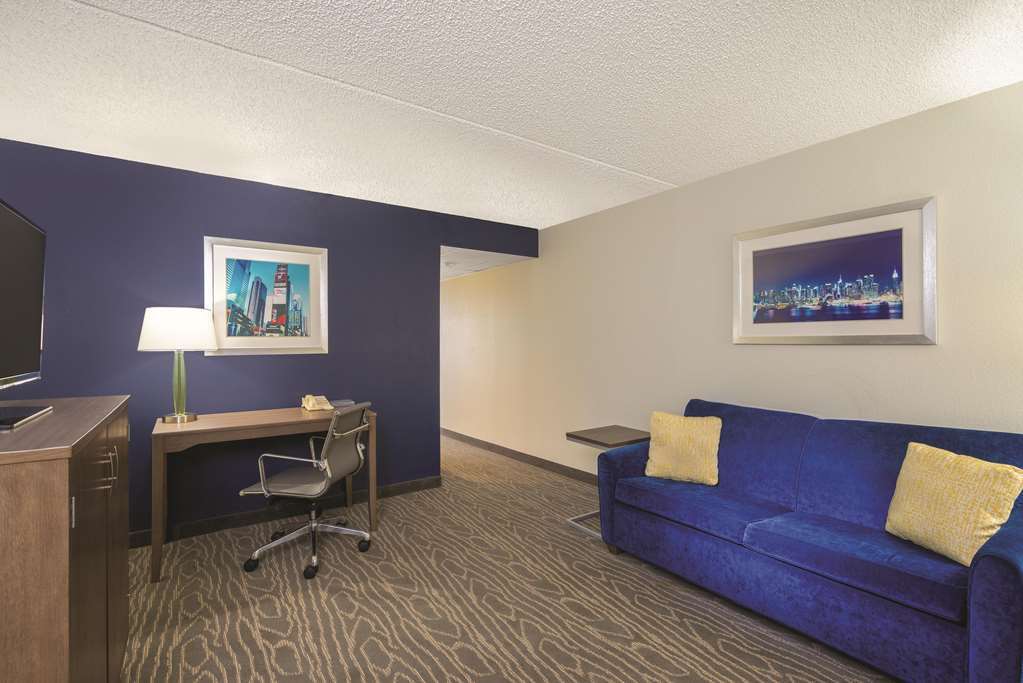 La Quinta By Wyndham Secaucus Meadowlands Hotel Room photo